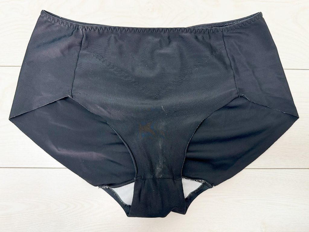 アソコの形に真っ黄色なラインが敷かれた汚パンツ着用美女じっくり観察☆彡 - 画像5