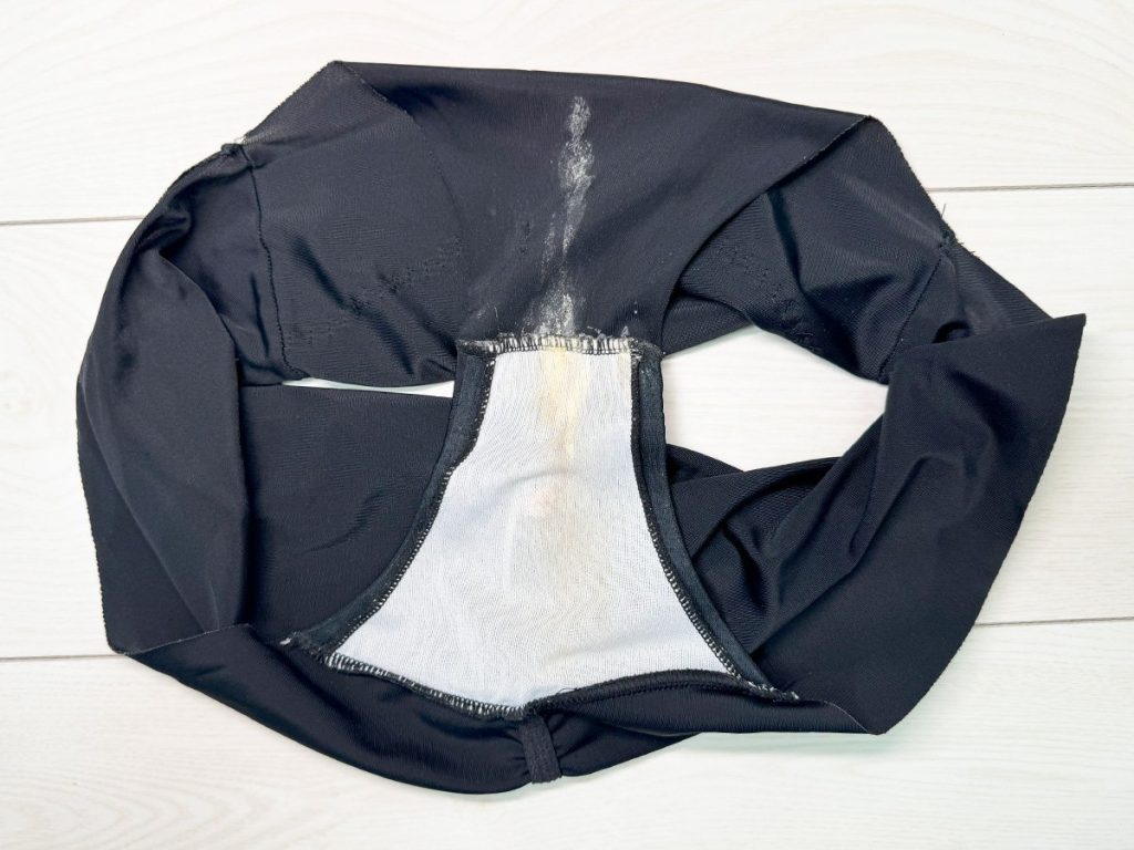 アソコの形に真っ黄色なラインが敷かれた汚パンツ着用美女じっくり観察☆彡 - 画像6