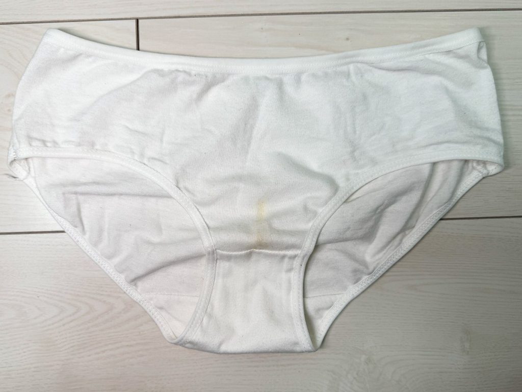 アソコの形に真っ黄色なラインが敷かれた汚パンツ着用美女じっくり観察☆彡 - 画像2