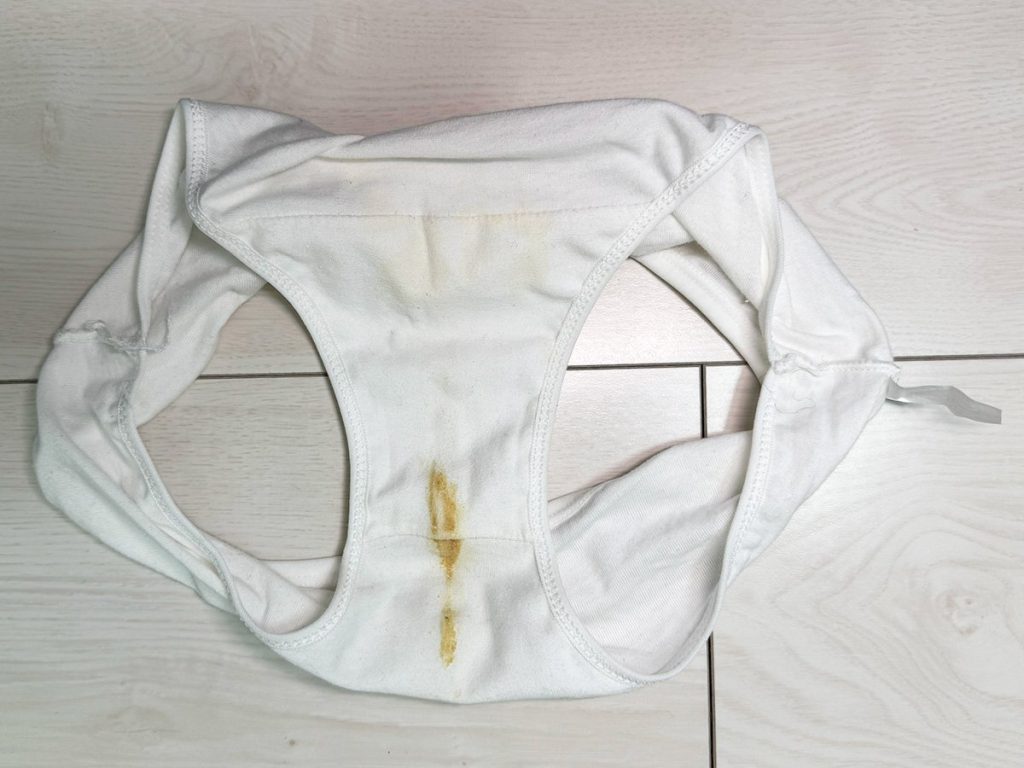 アソコの形に真っ黄色なラインが敷かれた汚パンツ着用美女じっくり観察☆彡 - 画像3