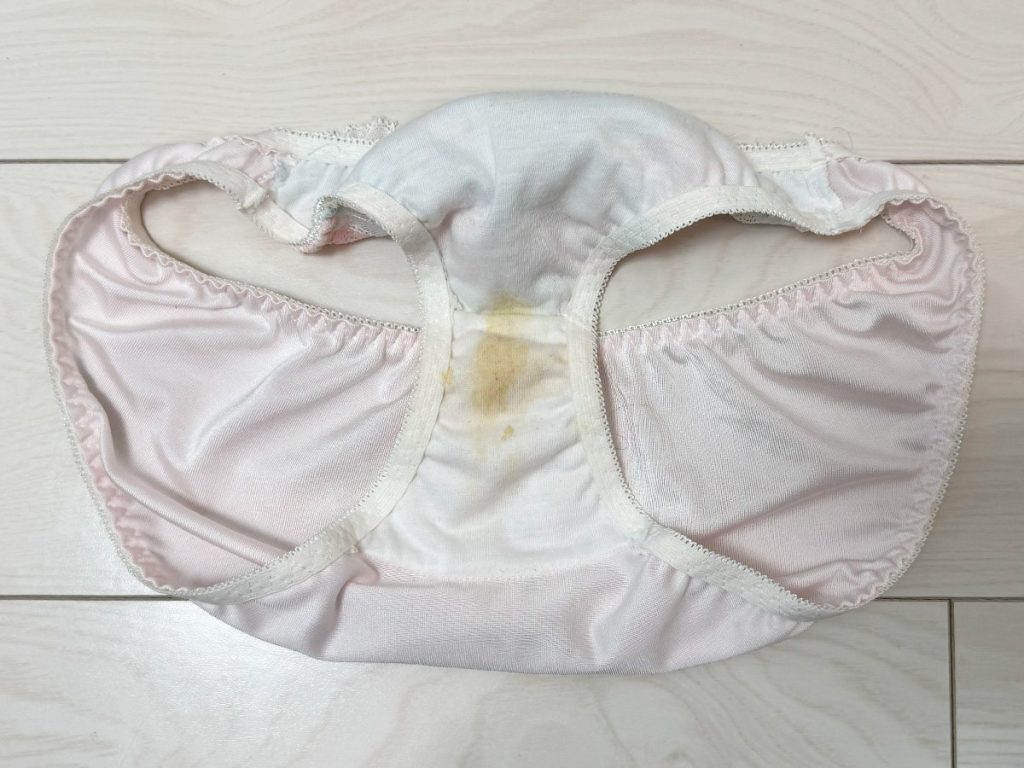 おしっこ！愛液！全部盛りのまなちゃんの３日履き下着を紹介！ - 画像2