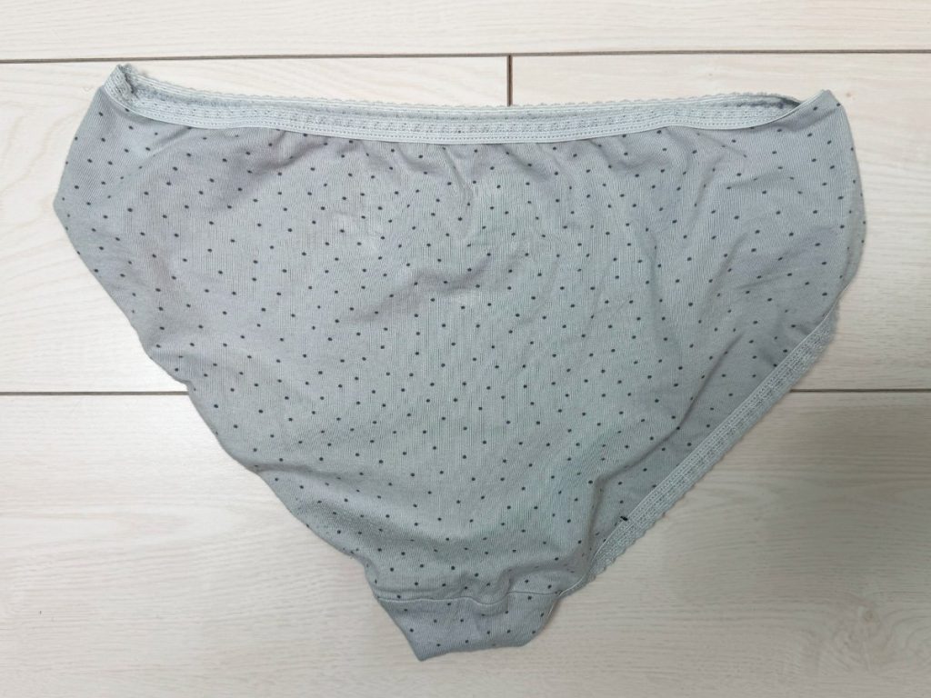 モ貫通！？茶色染み！？２５歳るいちゃんの激臭パンツを４連紹介！【下着紹介】 - 画像3