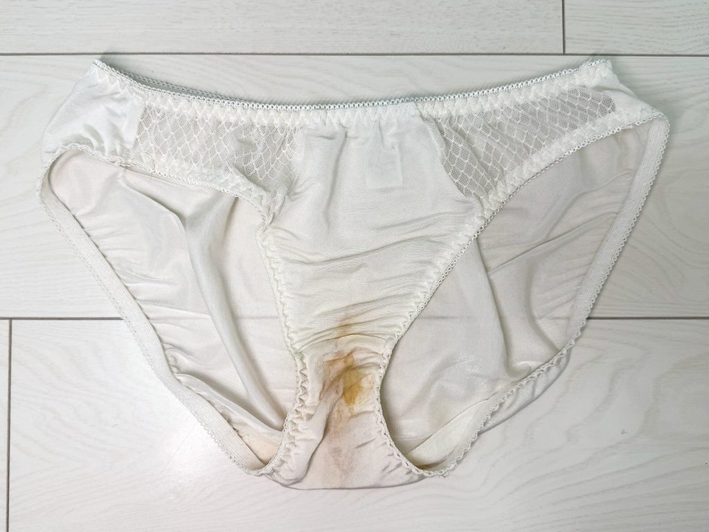 18歳★茶色の拭き残し！撮られて濡れ塗れ！禁断の痴態を披露★ - 画像4