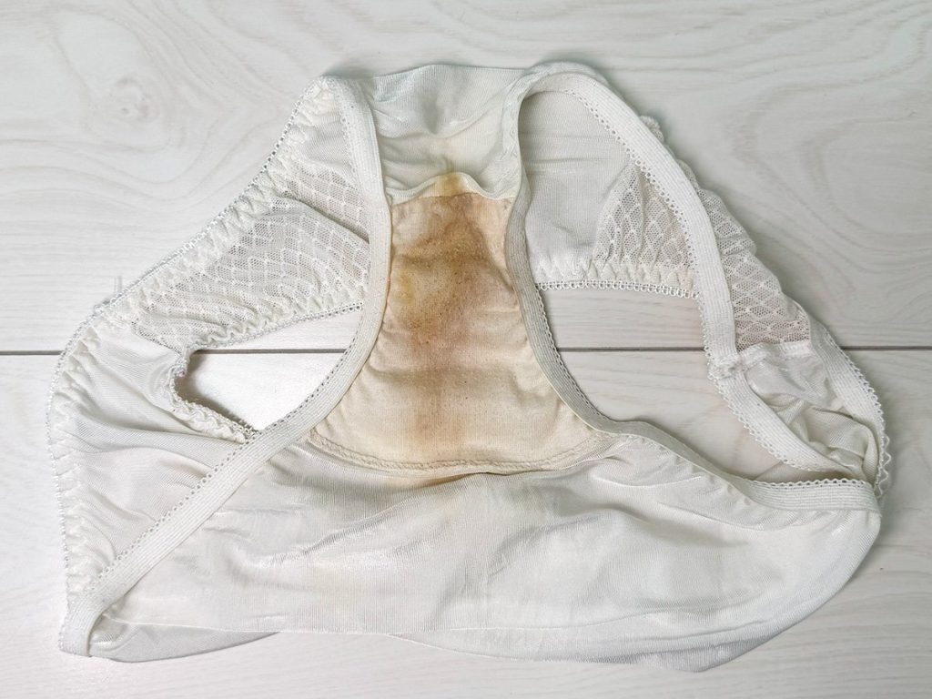 18歳★茶色の拭き残し！撮られて濡れ塗れ！禁断の痴態を披露★ - 画像2