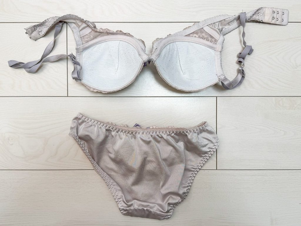 物静かな女子大生さんの汚下着買い取り風景！【下着紹介】 - 画像3