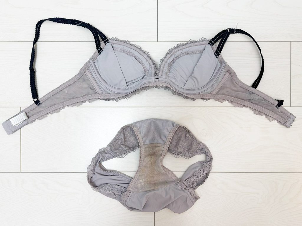 【ポッチあり】プライベート下着上下セットを実際に着脱して紹介！ - 画像4