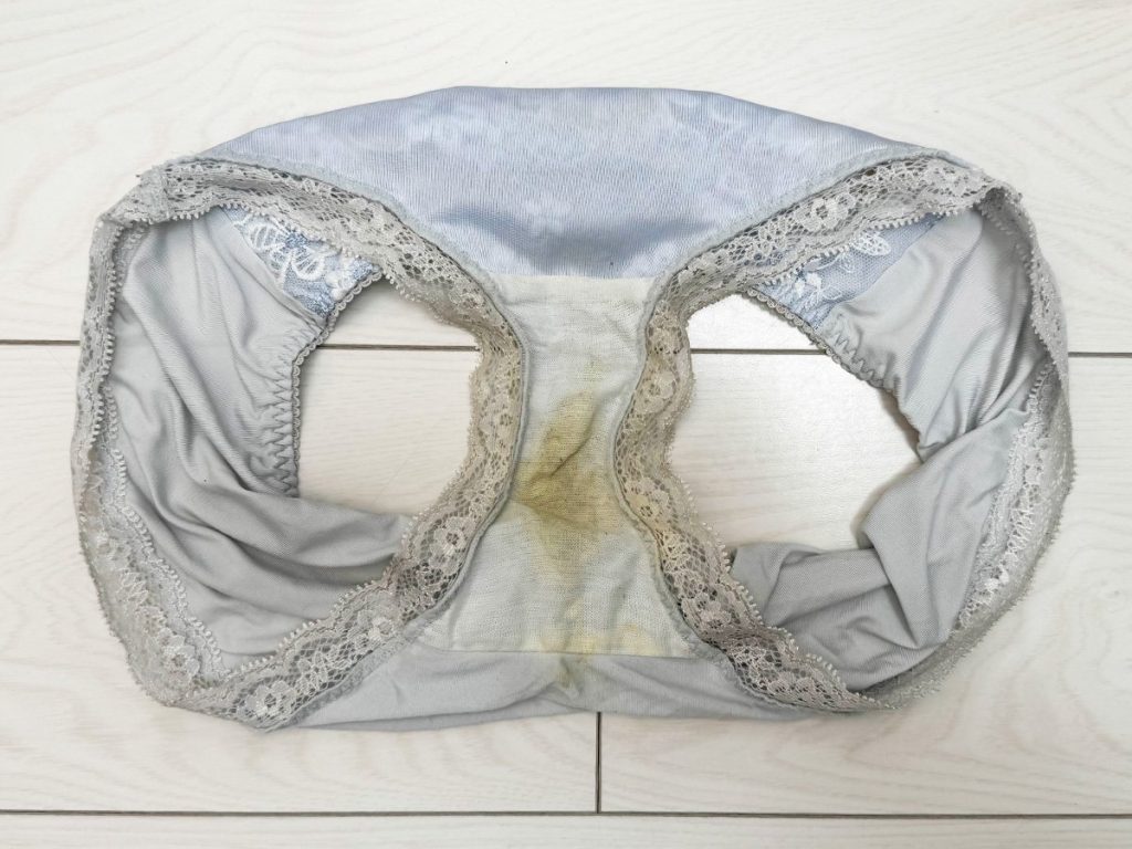 高○生から着用！？ギャルのとんでもパンツを買い取り！ - 画像2