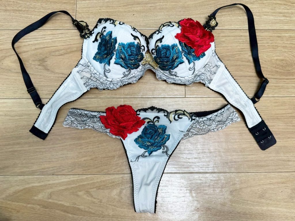 ギャル再臨★ブラパンセット生脱ぎ！激臭下着を大量買取！ - 画像18