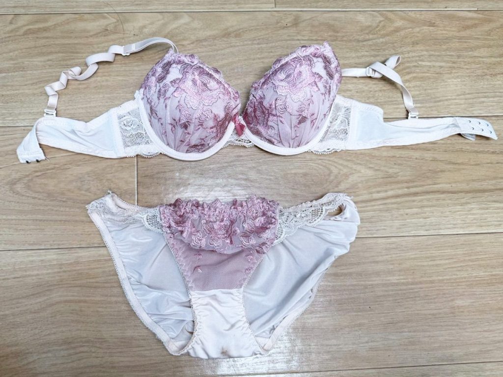 茶色染み大回転★汚下着セット５枚を大公開！ - 画像2