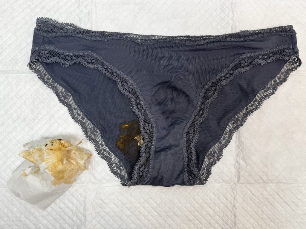 【汚パンツ炸裂！】りんごちゃん20歳から買い取った下着を紹介！ - 画像10