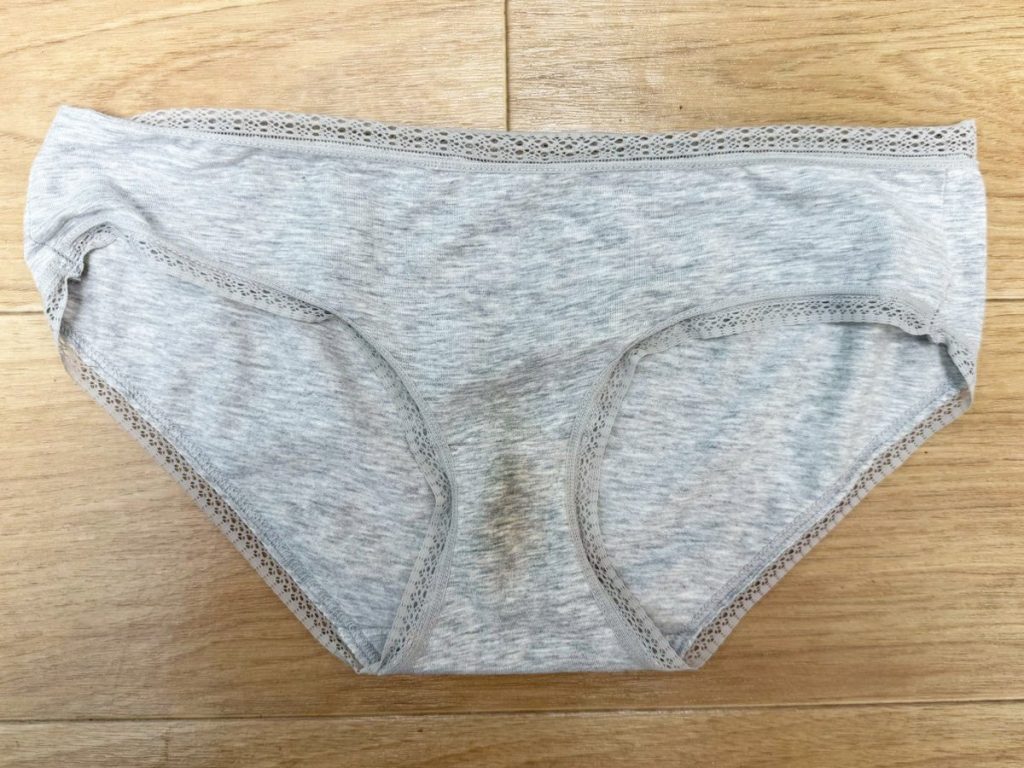 【赤髪美女降臨】大量汚下着！みれいちゃん21歳から買い取った下着を紹介！ - 画像2