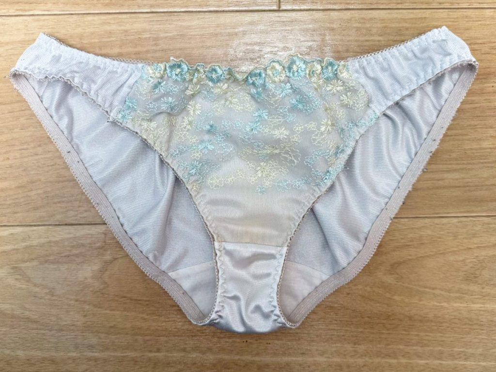 【赤髪美女降臨】大量汚下着！みれいちゃん21歳から買い取った下着を紹介！ - 画像6