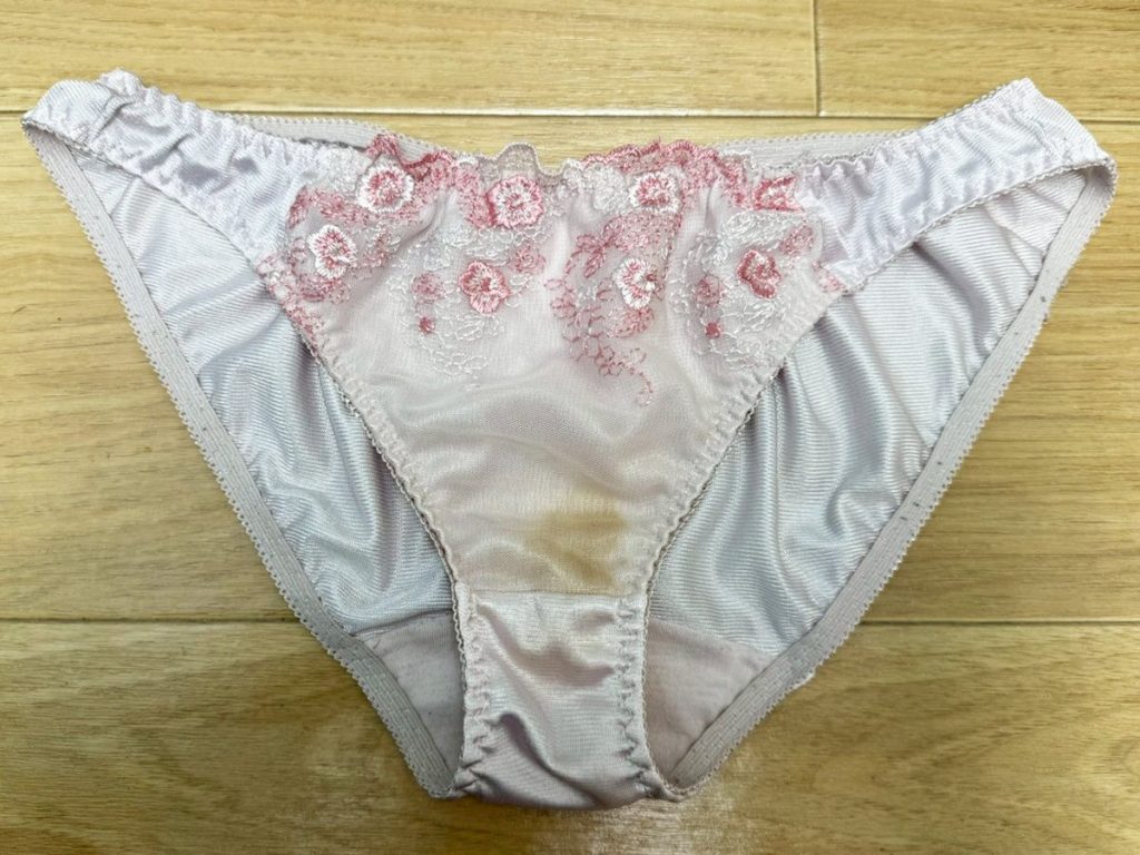 【赤髪美女降臨】大量汚下着！みれいちゃん21歳から買い取った下着を紹介！ - 画像10