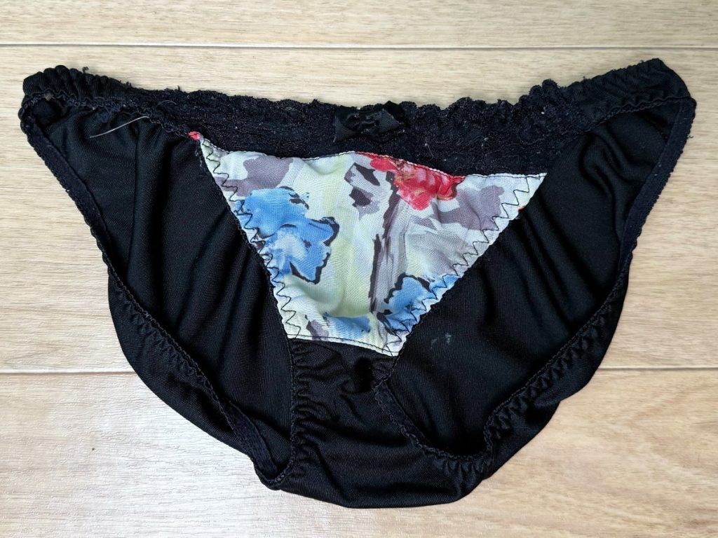 屁ハプニング有！帰国子女の油断した剛毛アソコを観察！ - 画像4