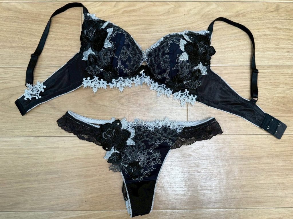 ギャル再臨★ブラパンセット生脱ぎ！激臭下着を大量買取！ - 画像2