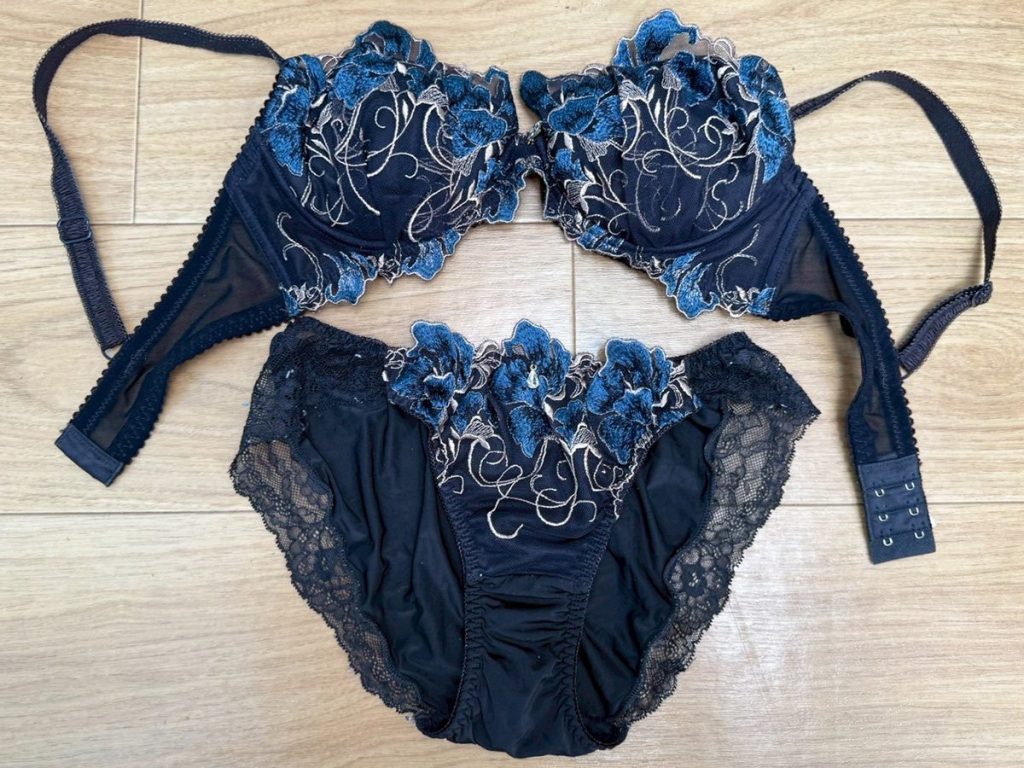 ギャル再臨★ブラパンセット生脱ぎ！激臭下着を大量買取！ - 画像10