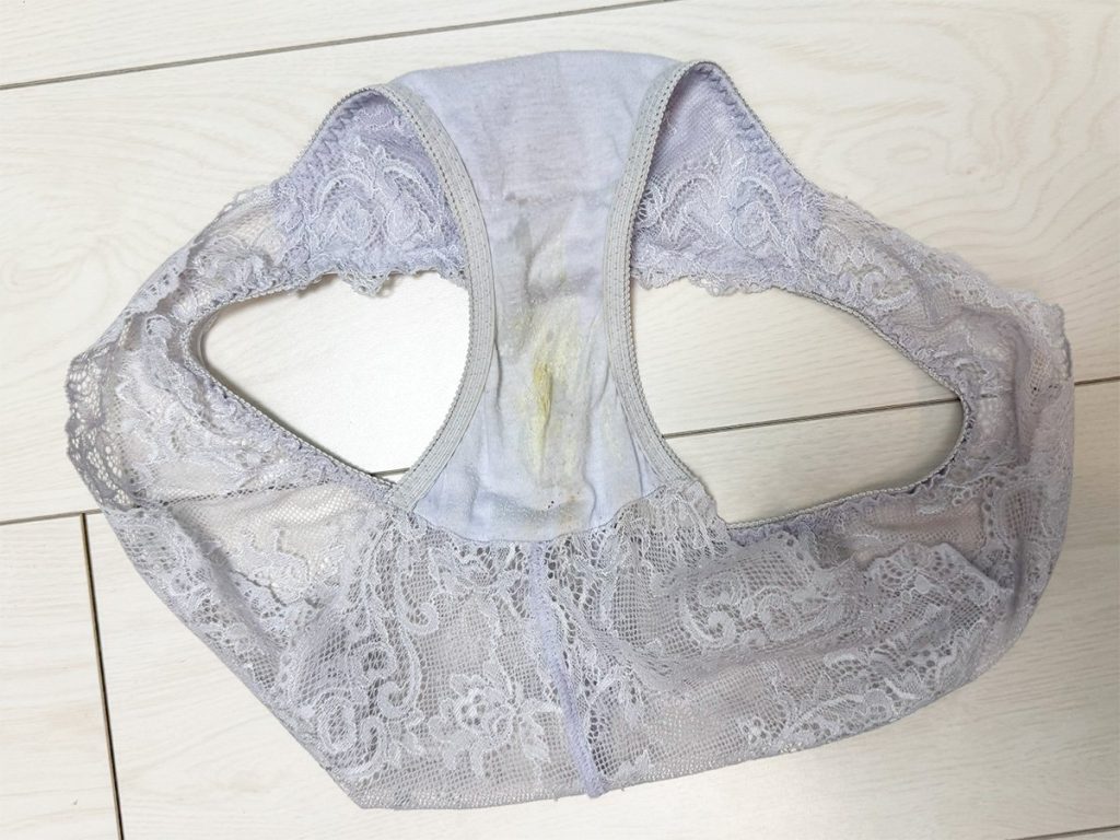 ぺったんこ美女！ほぼ無毛、純粋無垢なアソコとアナルをじっくり観察☆彡 - 画像2