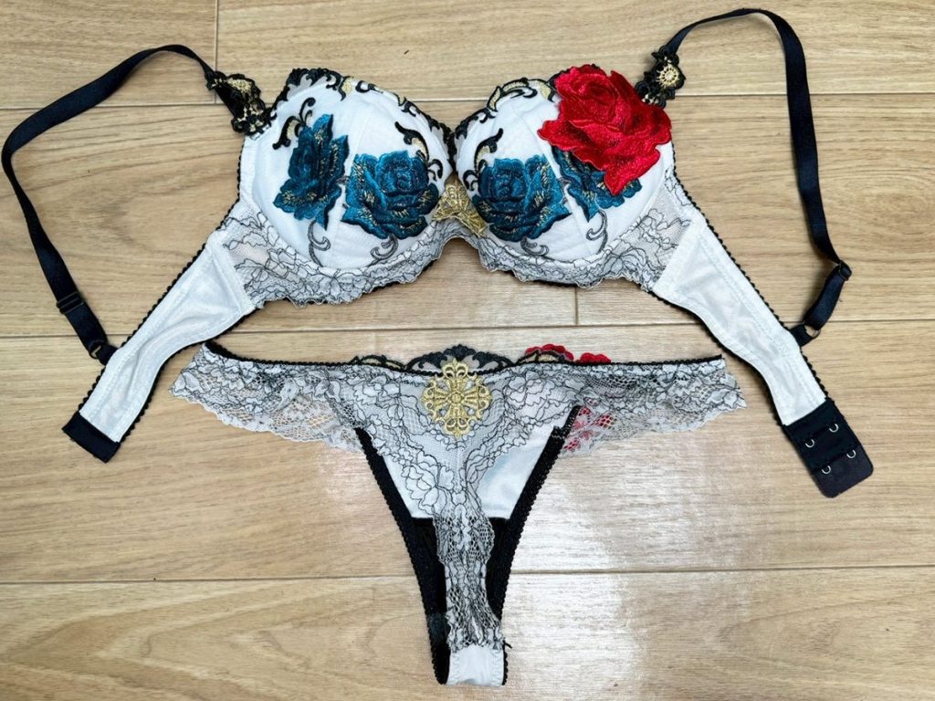 ギャル再臨★ブラパンセット生脱ぎ！激臭下着を大量買取！ - 画像19