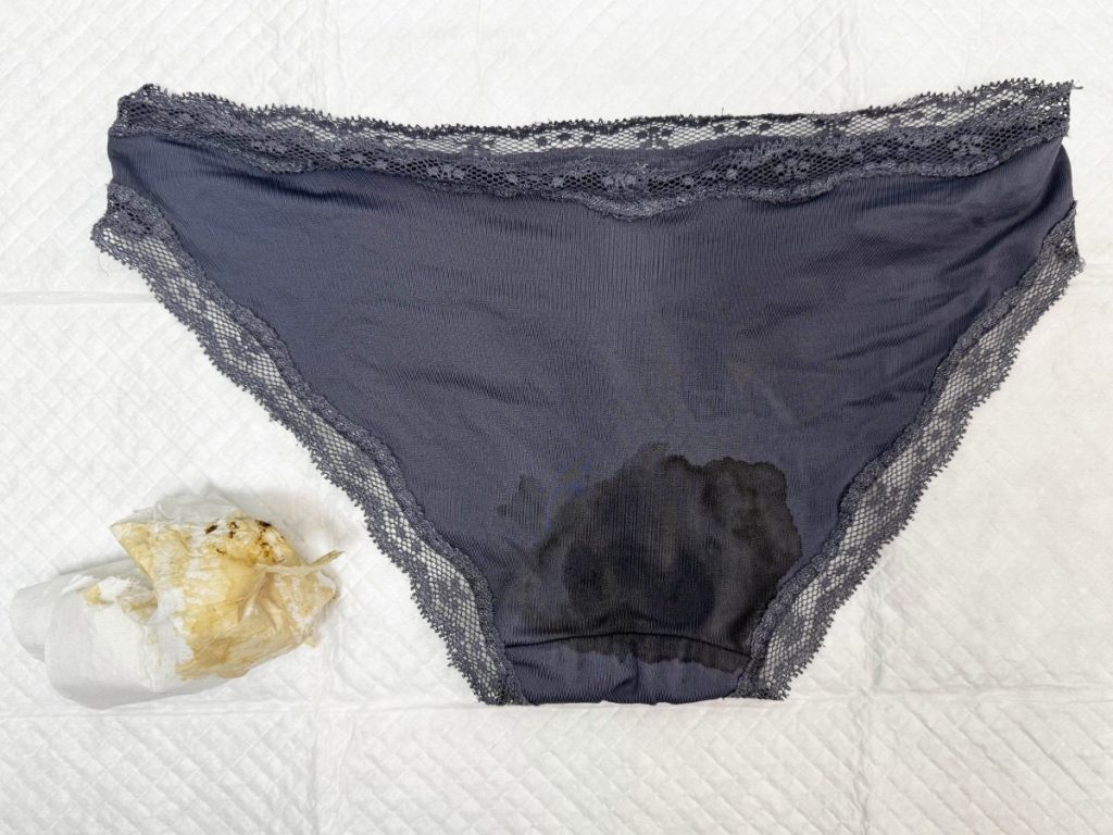 【汚パンツ炸裂！】りんごちゃん20歳から買い取った下着を紹介！ - 画像11