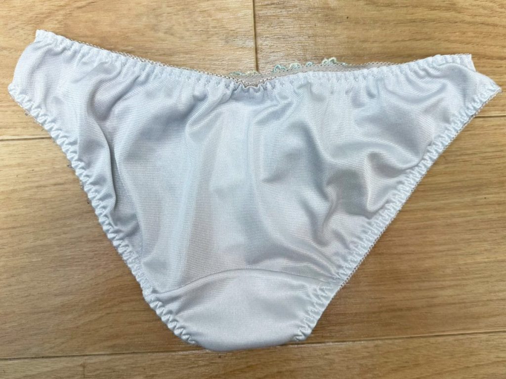 【赤髪美女降臨】大量汚下着！みれいちゃん21歳から買い取った下着を紹介！ - 画像7