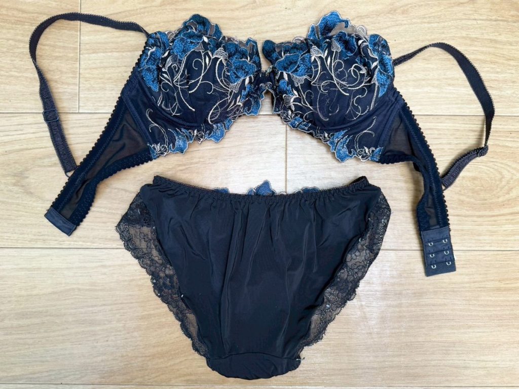 ギャル再臨★ブラパンセット生脱ぎ！激臭下着を大量買取！ - 画像11