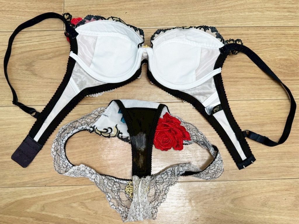 ギャル再臨★ブラパンセット生脱ぎ！激臭下着を大量買取！ - 画像20