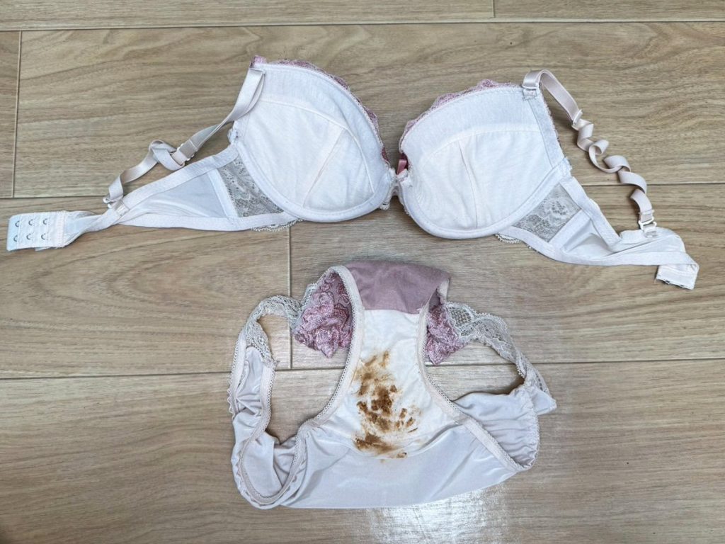 茶色染み大回転★汚下着セット５枚を大公開！ - 画像4