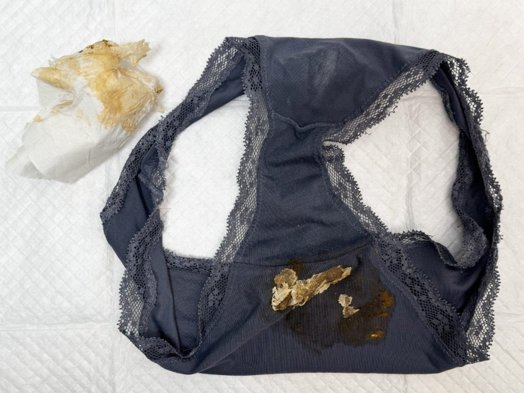 【汚パンツ炸裂！】りんごちゃん20歳から買い取った下着を紹介！ - 画像12