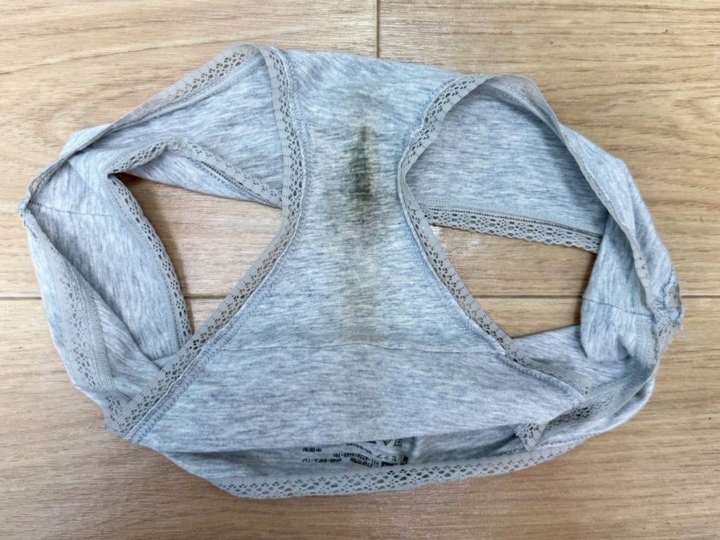 【赤髪美女降臨】大量汚下着！みれいちゃん21歳から買い取った下着を紹介！ - 画像4