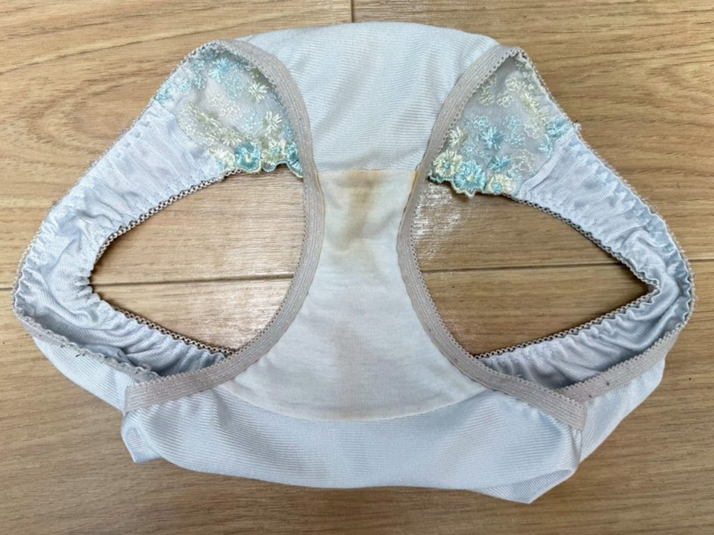 【赤髪美女降臨】大量汚下着！みれいちゃん21歳から買い取った下着を紹介！ - 画像8