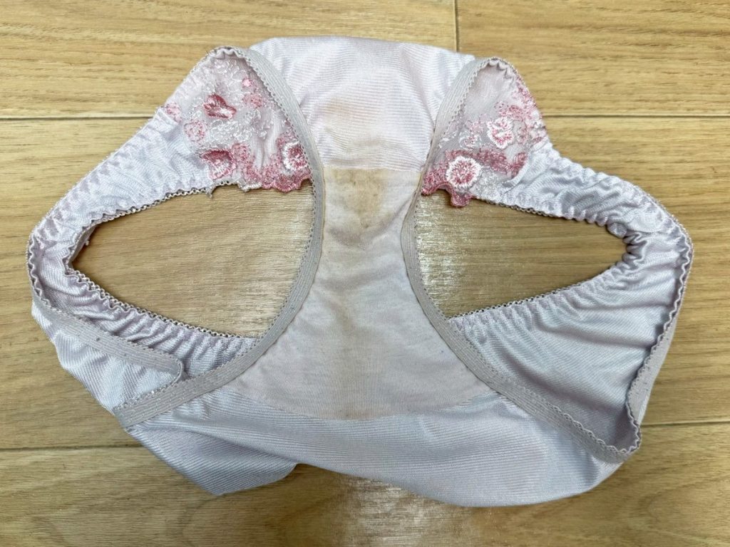 【赤髪美女降臨】大量汚下着！みれいちゃん21歳から買い取った下着を紹介！ - 画像12