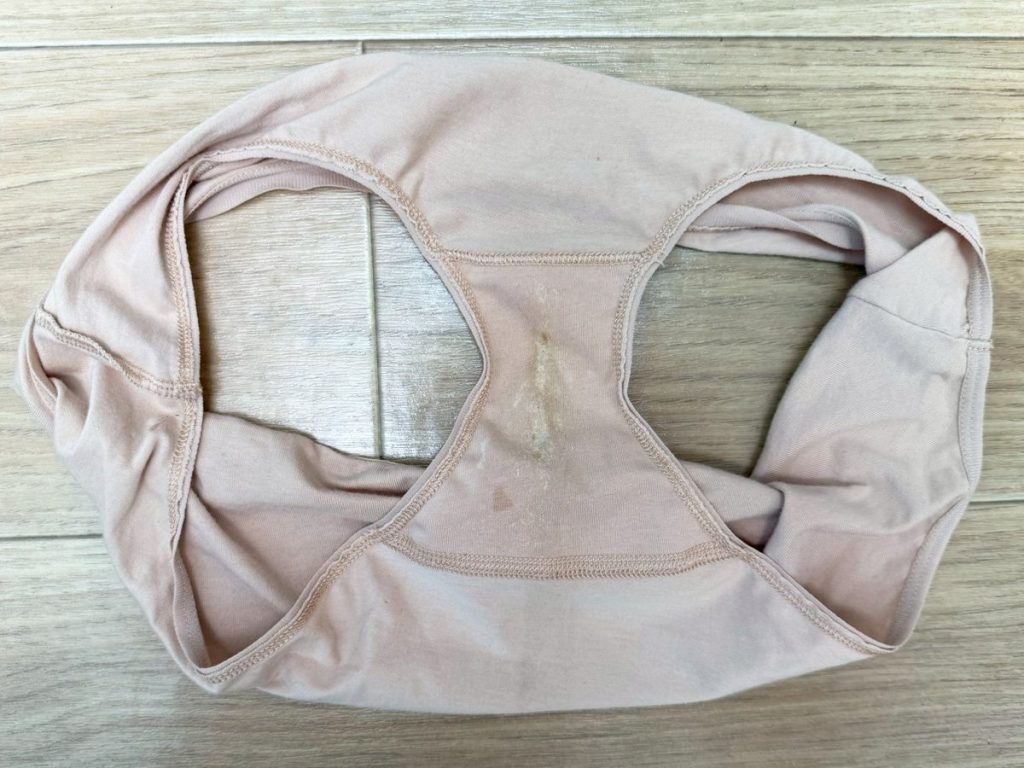 【赤髪美女降臨】大量汚下着！みれいちゃん21歳から買い取った下着を紹介！ - 画像16