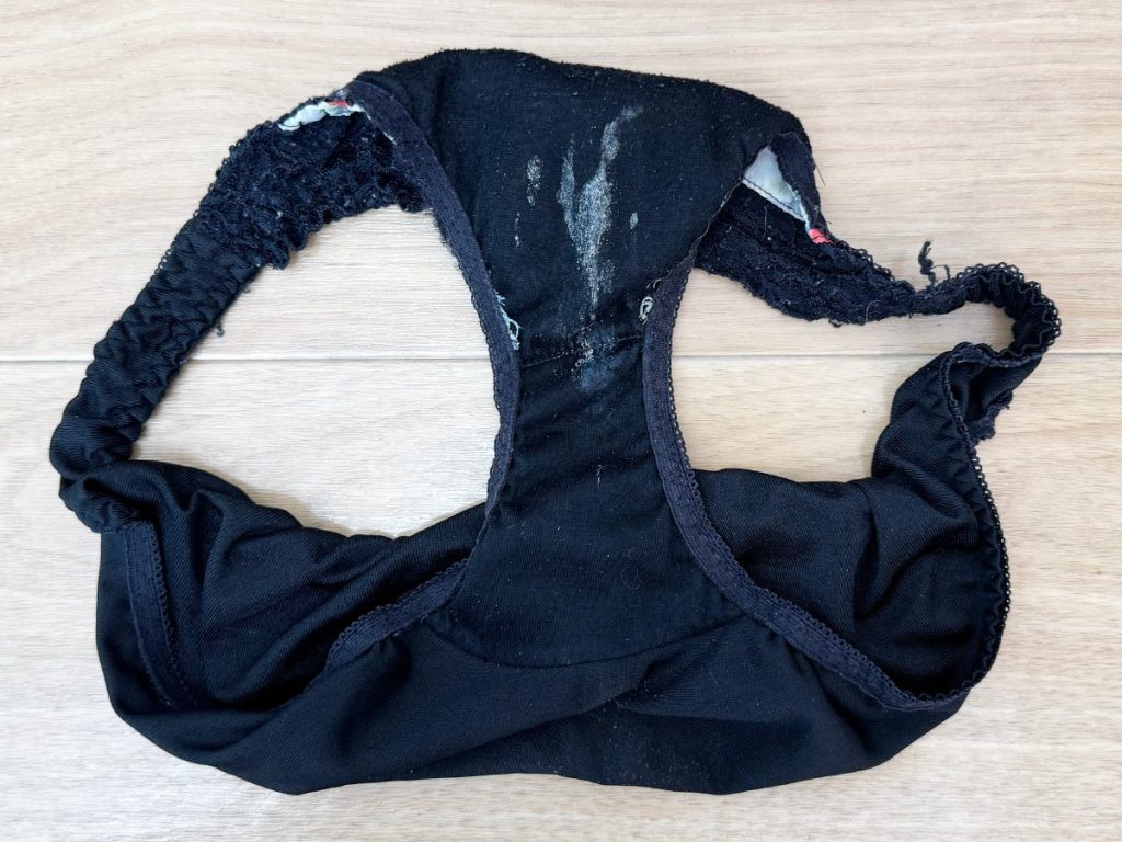 屁ハプニング有！帰国子女の油断した剛毛アソコを観察！ - 画像2