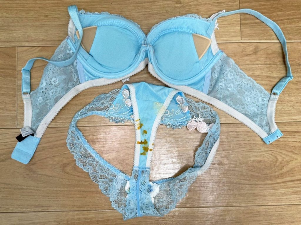 ギャル再臨★ブラパンセット生脱ぎ！激臭下着を大量買取！ - 画像8