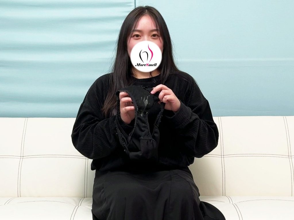 屁ハプニング有！帰国子女の油断した剛毛アソコを観察！ - 画像1