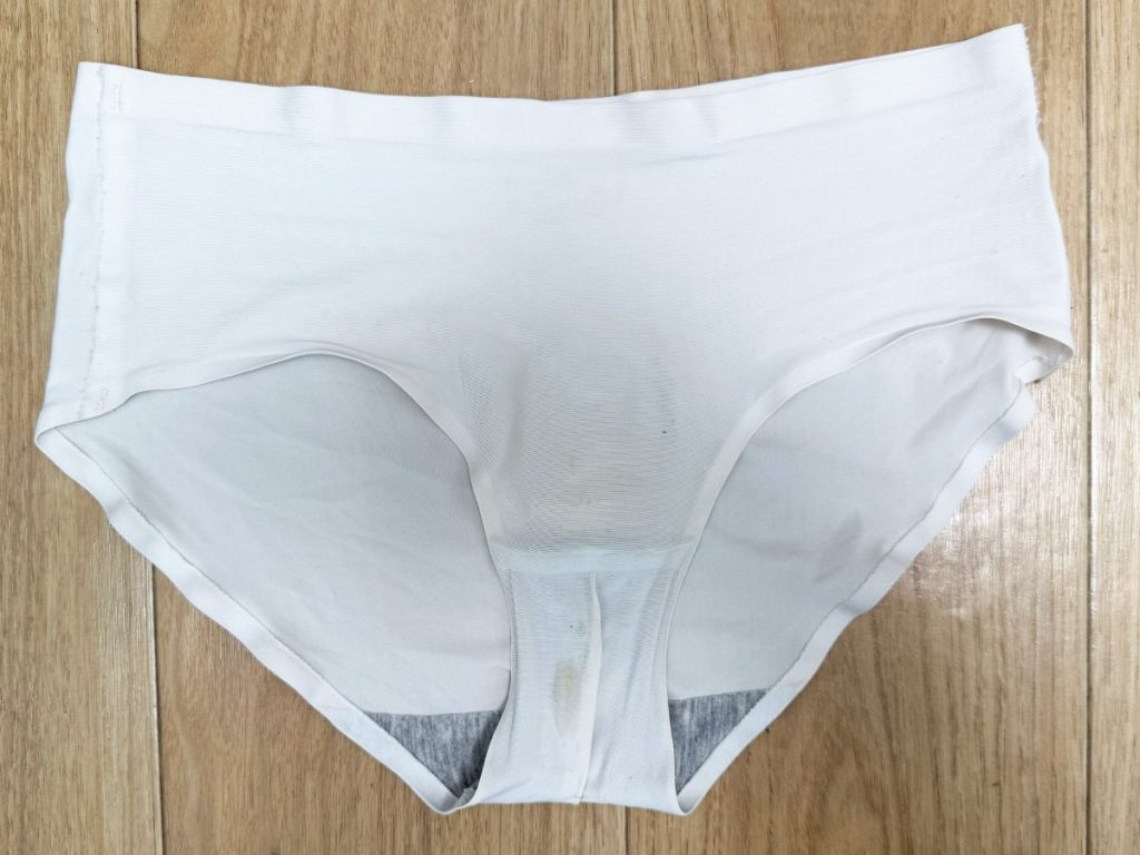 【茶色の現実】清楚系美人のアナルが...！油断の瞬間を激写！ - 画像10