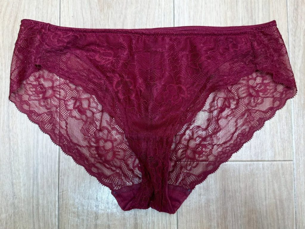 【保育士さん】アナル！チロッとケツ毛までしっかり激写...！ - 画像2