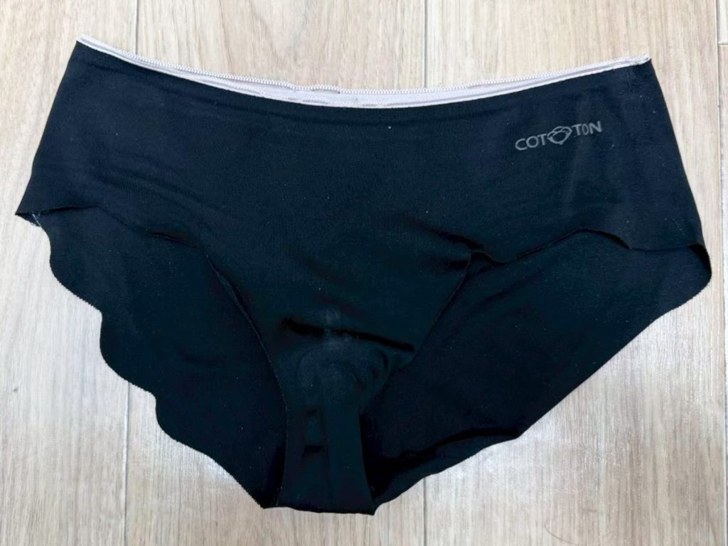 【保育士さん】アナル！チロッとケツ毛までしっかり激写...！ - 画像14