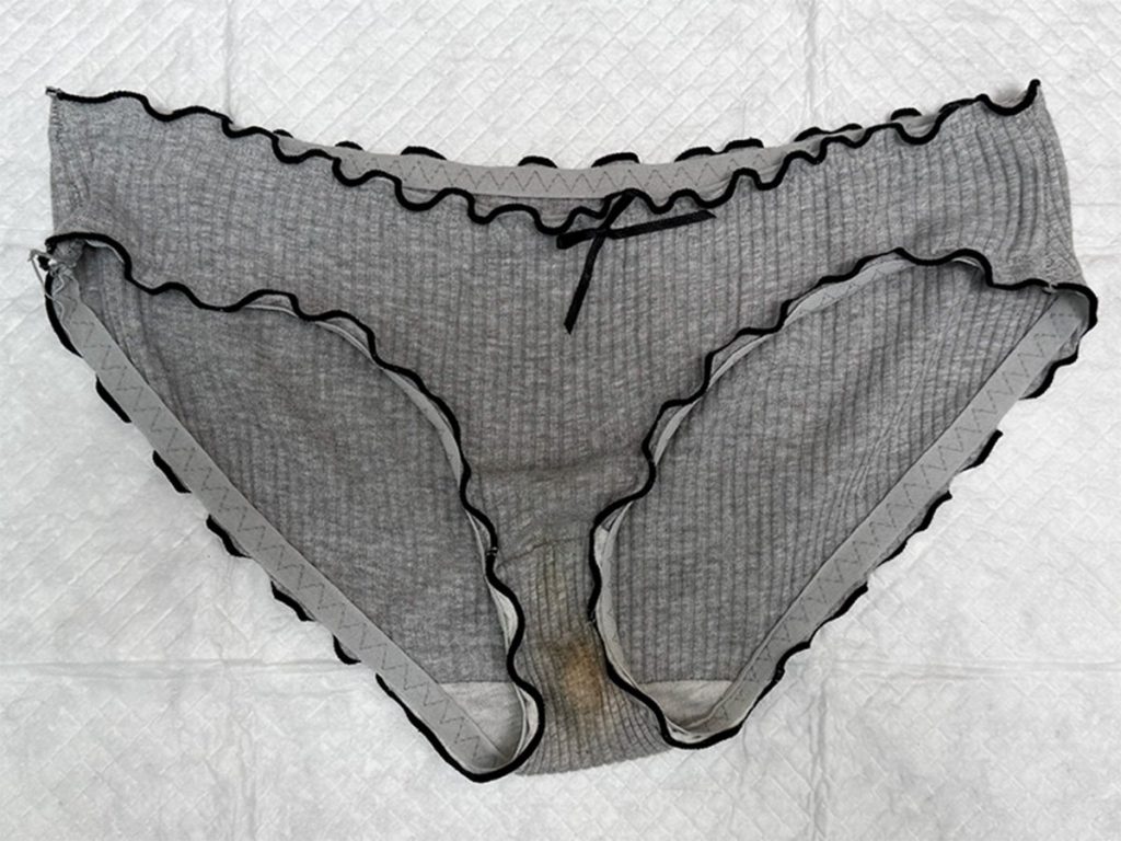 【まん屁・拭き残しあり】派手髪カフェ店員★痴態を明らかに...！ - 画像6