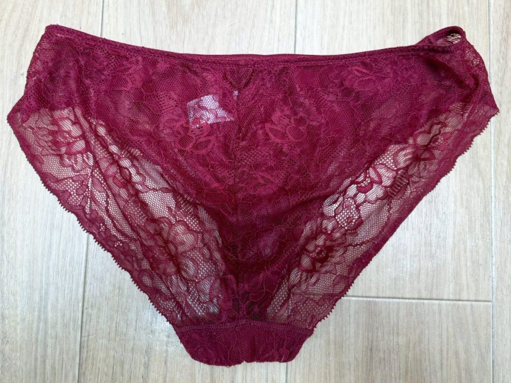 【保育士さん】アナル！チロッとケツ毛までしっかり激写...！ - 画像3