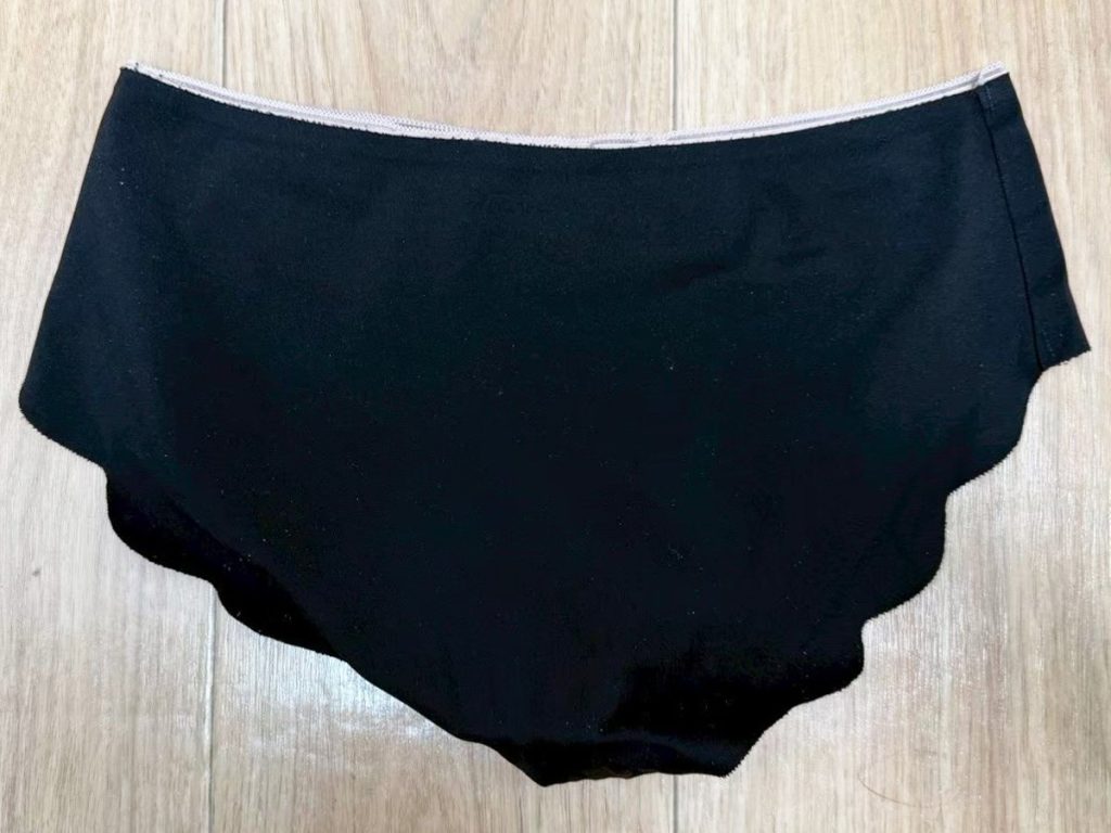 【保育士さん】アナル！チロッとケツ毛までしっかり激写...！ - 画像15