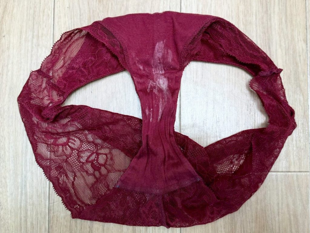 【保育士さん】アナル！チロッとケツ毛までしっかり激写...！ - 画像4