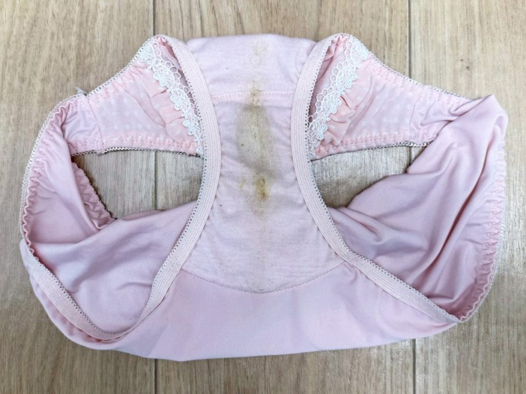 【保育士さん】アナル！チロッとケツ毛までしっかり激写...！ - 画像12