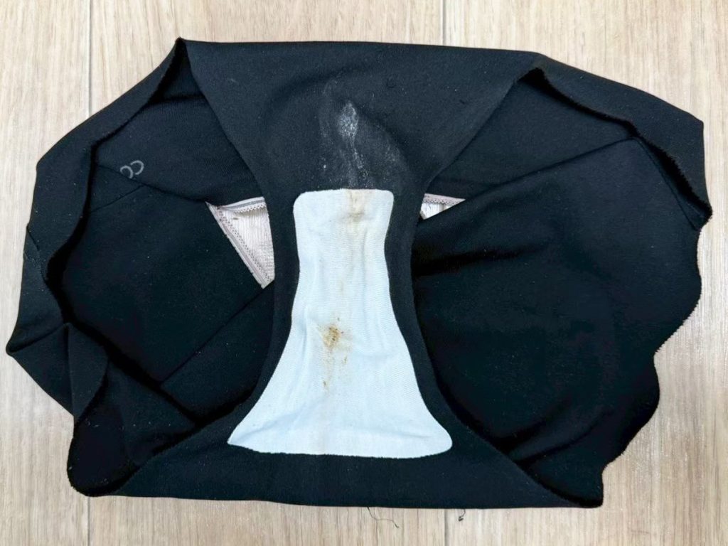 【保育士さん】アナル！チロッとケツ毛までしっかり激写...！ - 画像16