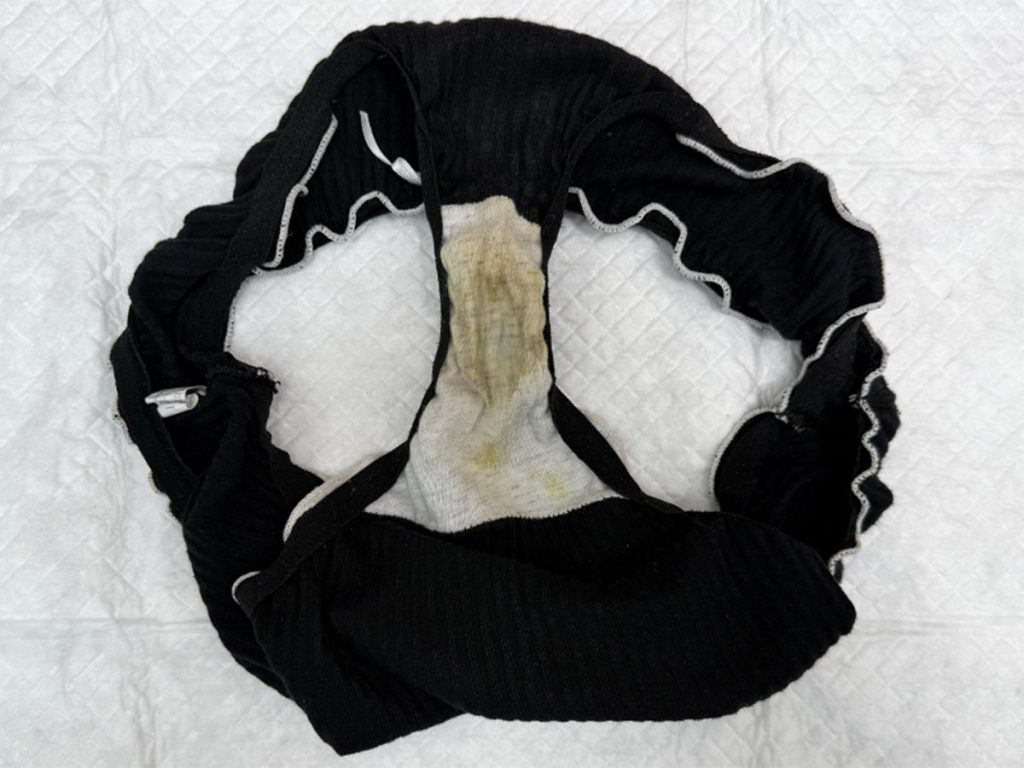 【まん屁・拭き残しあり】派手髪カフェ店員★痴態を明らかに...！ - 画像4